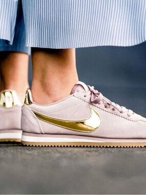 NWOT Nike Classic Cortez Blush Suede Gold Swoosh Low Top Sneakers Shoes Size 7.5